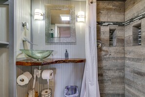 Articles de toilette gratuits, sèche-cheveux, serviettes fournies