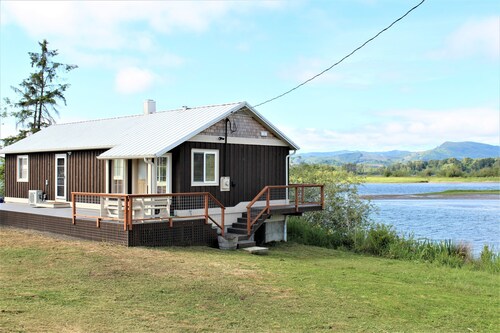 Dog Friendly Puget Island Home on the Columbia River. Secure Private Moorage!!