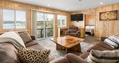 Dog Friendly Puget Island Home on the Columbia River. Winter Rates!!