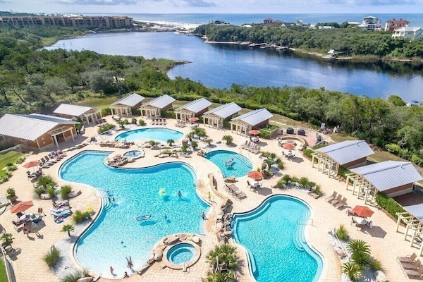 4 POOLS, GAS FIRE PIT, 2 HOT TUBS, 4 GAS GRILLS, RESTROOM FACILITY