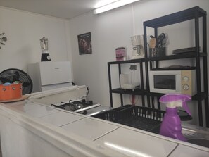 Mikrobølgeovn, kaffetrakter/tekoker, hurtigmikser og kjøkkenutstyr