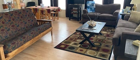 TV connectée, lecteur de DVD, livres