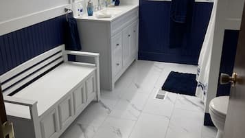 Combined shower/bathtub, hair dryer, towels, soap