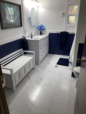 Combined shower/bathtub, hair dryer, towels, soap