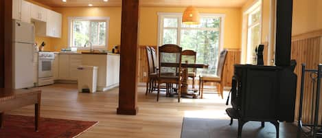 Fridge, oven, stovetop, coffee/tea maker