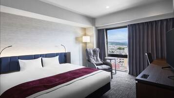 Down comforters, in-room safe, desk, laptop workspace