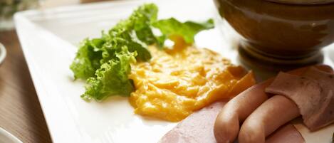 Un plato con jamón, queso y lechuga.