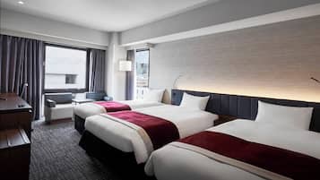 Untuvapeitot, tallelokero huoneessa, työpöytä