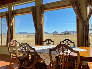 Dining - Peaceful SW-style ranch home in wine country (Elgin)