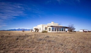 Exterior - Peaceful SW-style ranch home in wine country (Elgin)
