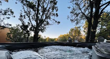 Grand Canyon Retreat w/Hot Tub,Fire Pit, laundry, and view. Private & Secluded