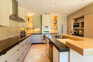 Køleskab, mikrobølgeovn, ovn, kogeplade