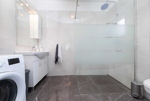 Douche, séchoir à cheveux, serviettes fournies
