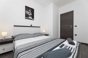 3 makuuhuonetta, silitysrauta/-lauta, ilmainen Wi-Fi, vuodevaatteet