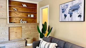 TV, caminetto, tavolo da calcetto