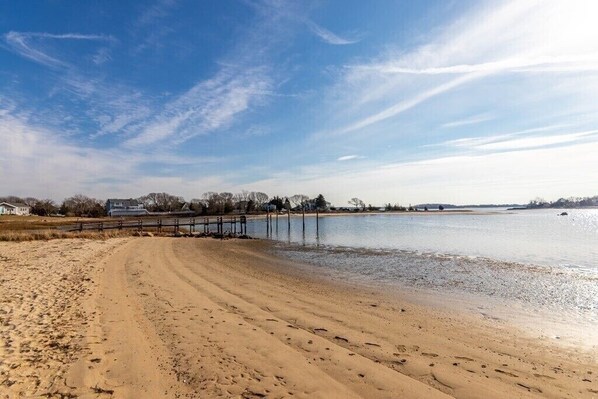 Beach nearby, sun loungers, beach towels