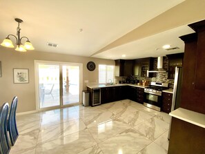 冷蔵庫、電子レンジ、オーブン、コンロ