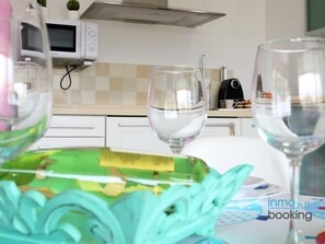 Kjøleskap, mikrobølgeovn, kaffetrakter/tekoker og kjøkkenutstyr