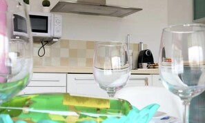 Refrigerador, microondas, cafetera y tetera y utensilios de cocina 
