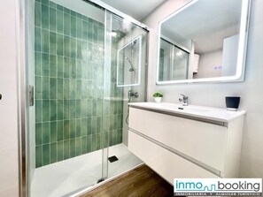 Bathtub - New Alboran Salou, heated, pool and wifi (Salou)