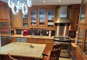 Fridge, microwave, oven, stovetop - Wrigley 2 bedroom 2 bath with free parking & yard! (Chicago)