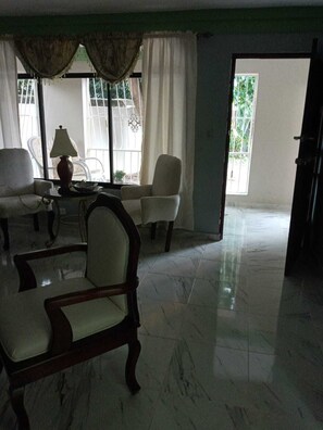 المنشأة من الداخل