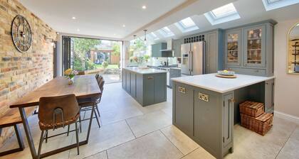 Family 4-Bed House & Secluded Garden - Wimbledon