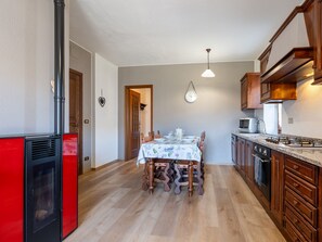 Réfrigérateur, un four, lave-vaisselle, vaisselle et ustensiles