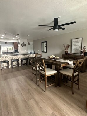 Dining - Newly Remodeled - Waterfront 2x2 Condo - Walk to Bridge/Beach/Bars/Restaurants (Lake Havasu City)