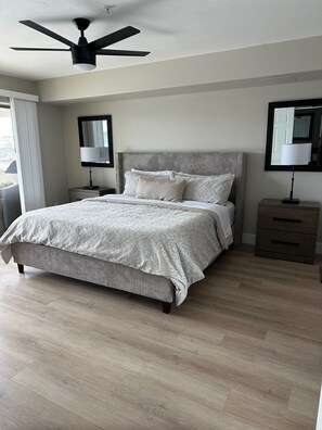 2 bedrooms, free WiFi, bed sheets, wheelchair access - Newly Remodeled - Waterfront 2x2 Condo - Walk to Bridge/Beach/Bars/Restaurants (Lake Havasu City)