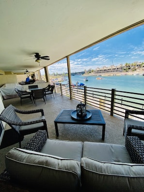 Outdoor dining - Newly Remodeled - Waterfront 2x2 Condo - Walk to Bridge/Beach/Bars/Restaurants (Lake Havasu City)
