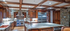 House, 6 Bedrooms | Private kitchen