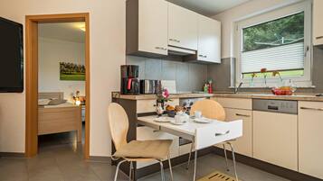 Geladeira, micro-ondas, fogão, cooktop