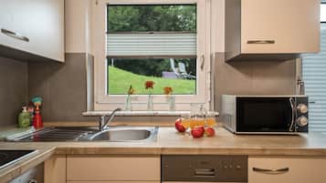 Geladeira, micro-ondas, fogão, cooktop