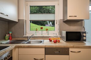 Réfrigérateur, four à micro-ondes, un four, surface de cuisson