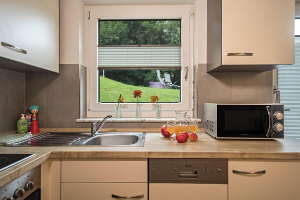 Fridge, microwave, oven, stovetop - Vacation Apartment "Haus Afaldra" with Wi-Fi and Garden (Mengen)