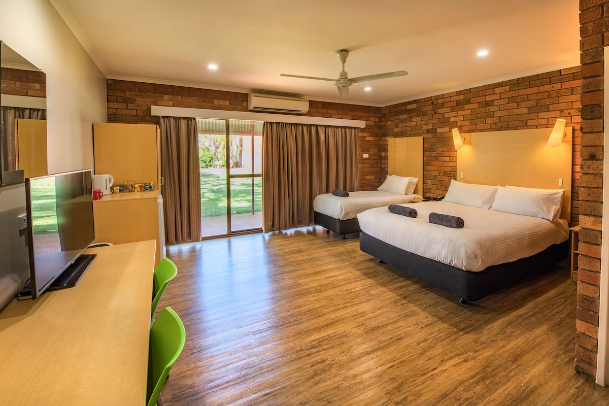 Deluxe Triple Room | Iron/ironing board, free WiFi, bed sheets