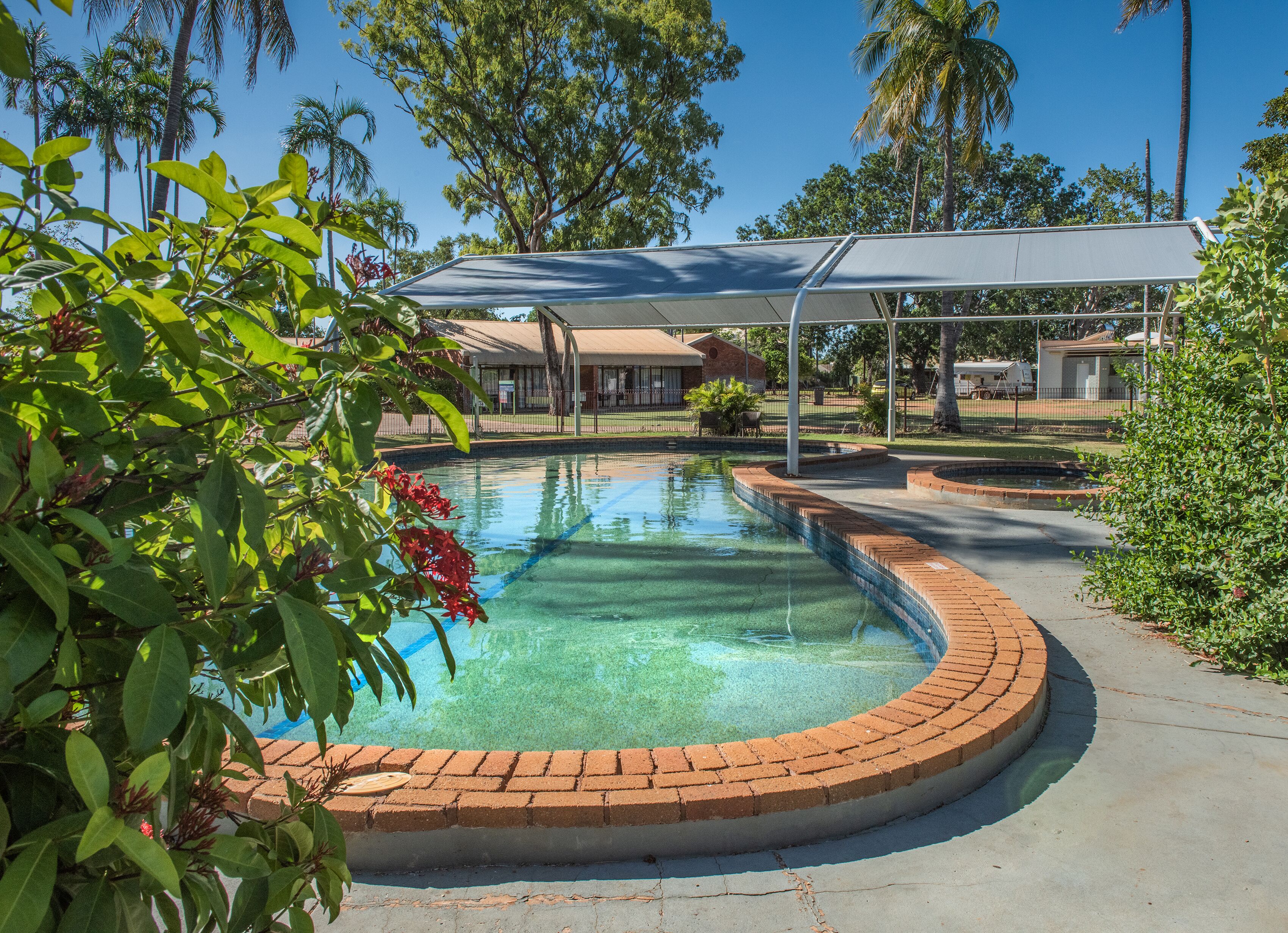 Piscina externa, espreguiçadeiras