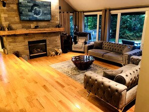 Smart TV, fireplace, DVD player, stereo