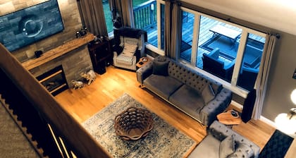 Gorgeous Waterfront Cottage with Sauna + Canoe