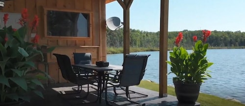 Guest Favourite Waterfront Cottage with Sauna + Canoe
