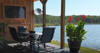 Guest Favourite Waterfront Cottage with Sauna + Canoe