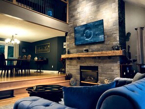 Smart TV, fireplace, DVD player, stereo - Gorgeous Waterfront Cottage with Sauna + Canoe (Georgian Bluffs)
