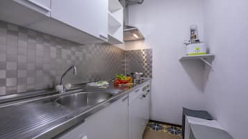 Kühlschrank, Ofen, Herdplatte, Wasserkocher mit Kaffee-/Teezubehör