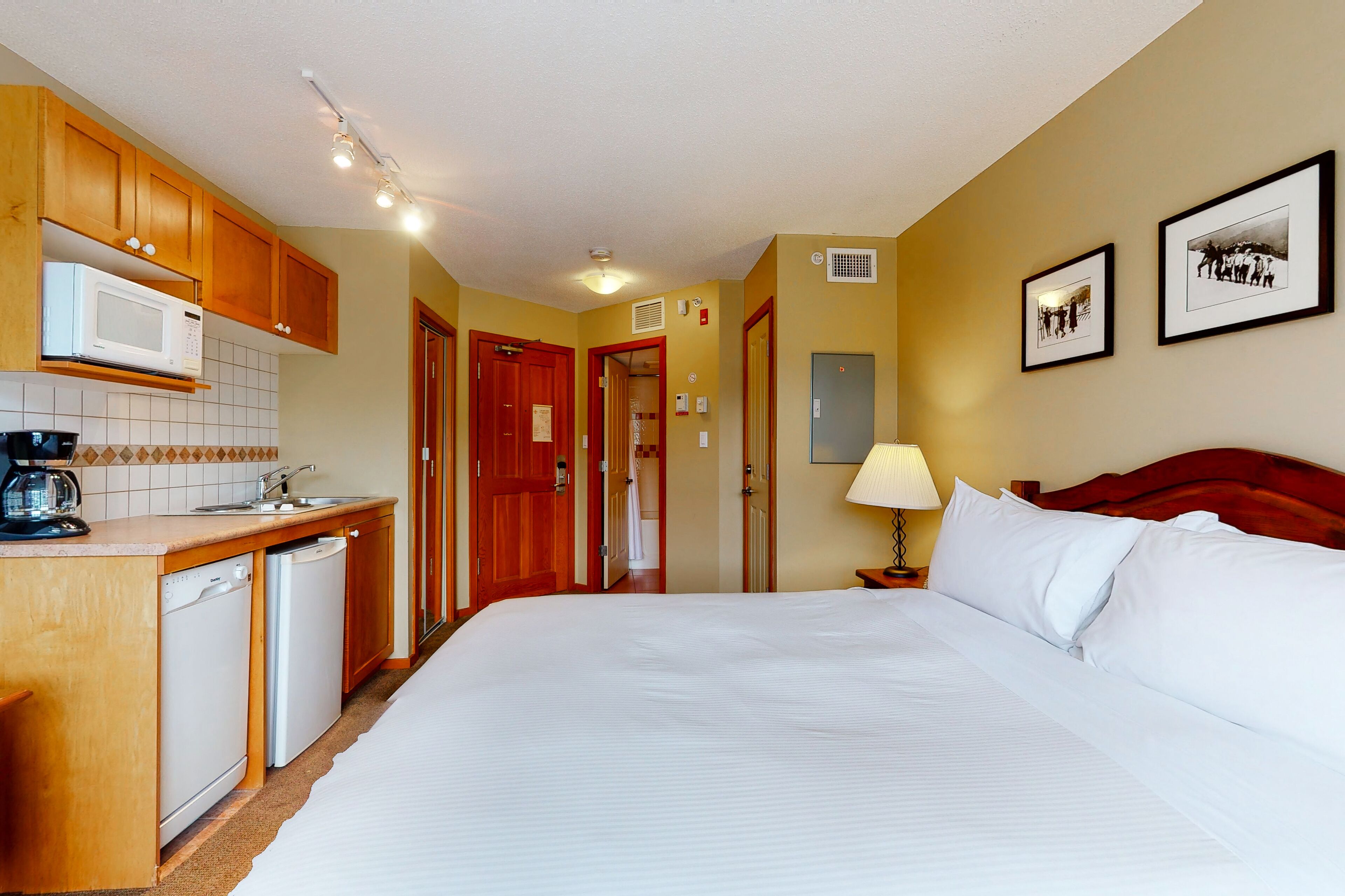 Cozy fourth-floor studio with a pool & hot tubs - near skiing