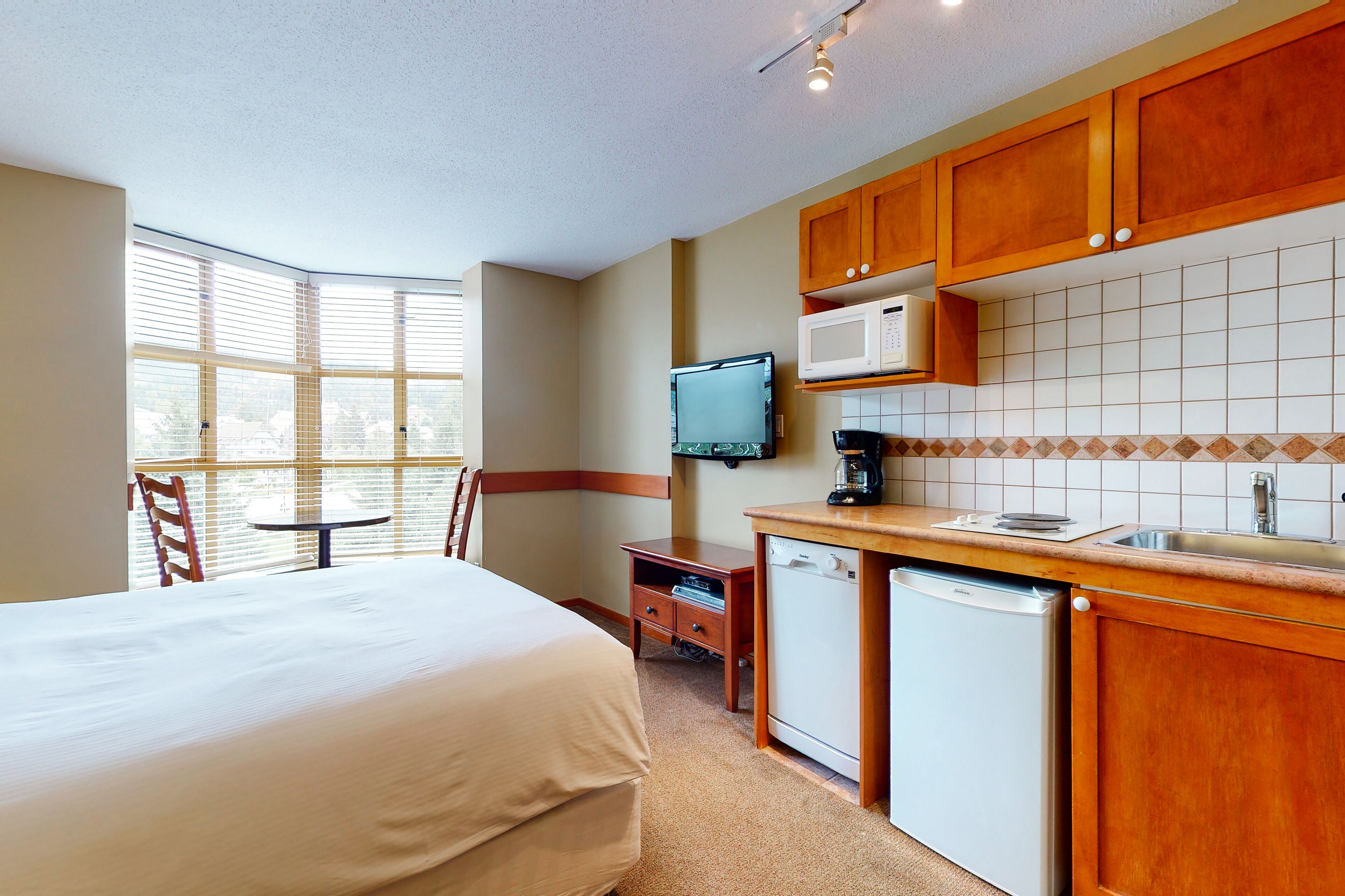 Cozy fourth-floor studio with a pool & hot tubs - near skiing