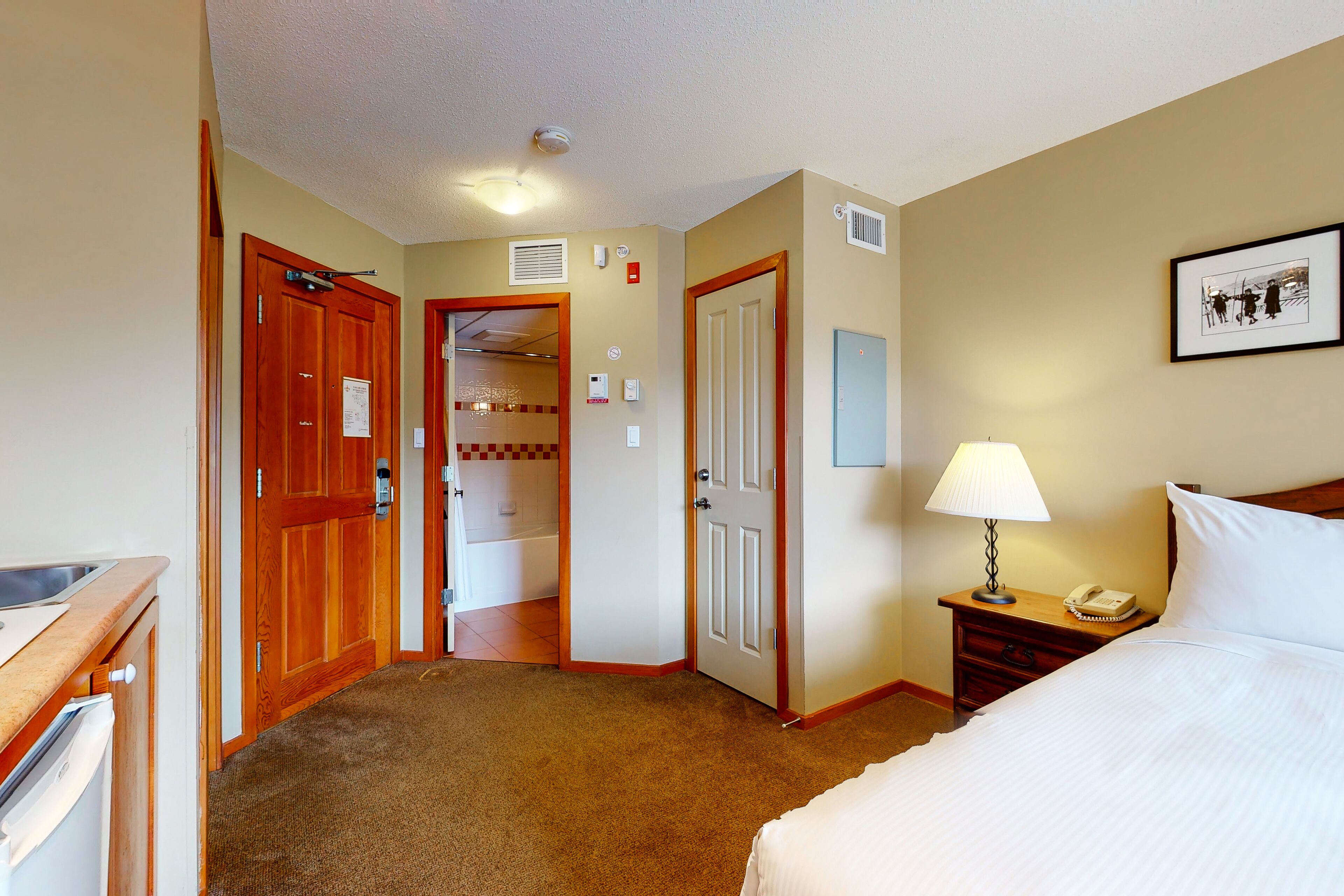 Cozy fourth-floor studio with a pool & hot tubs - near skiing