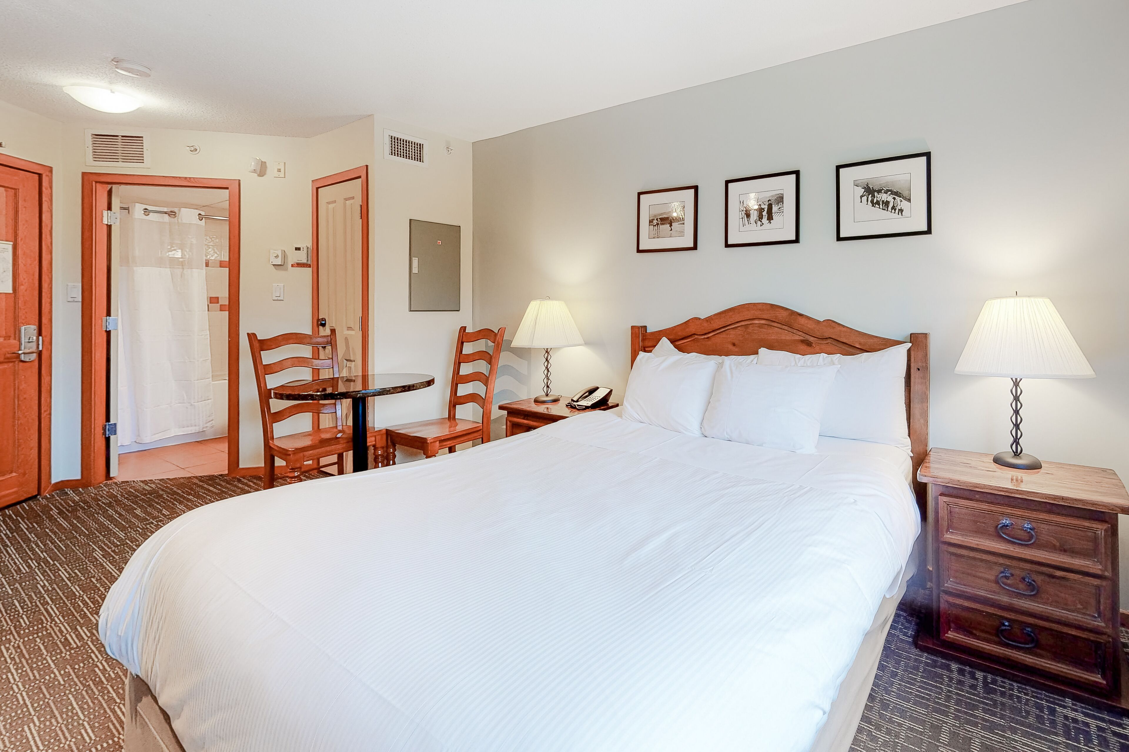 Efficient mountain condo with kitchenette, pool & hot tub