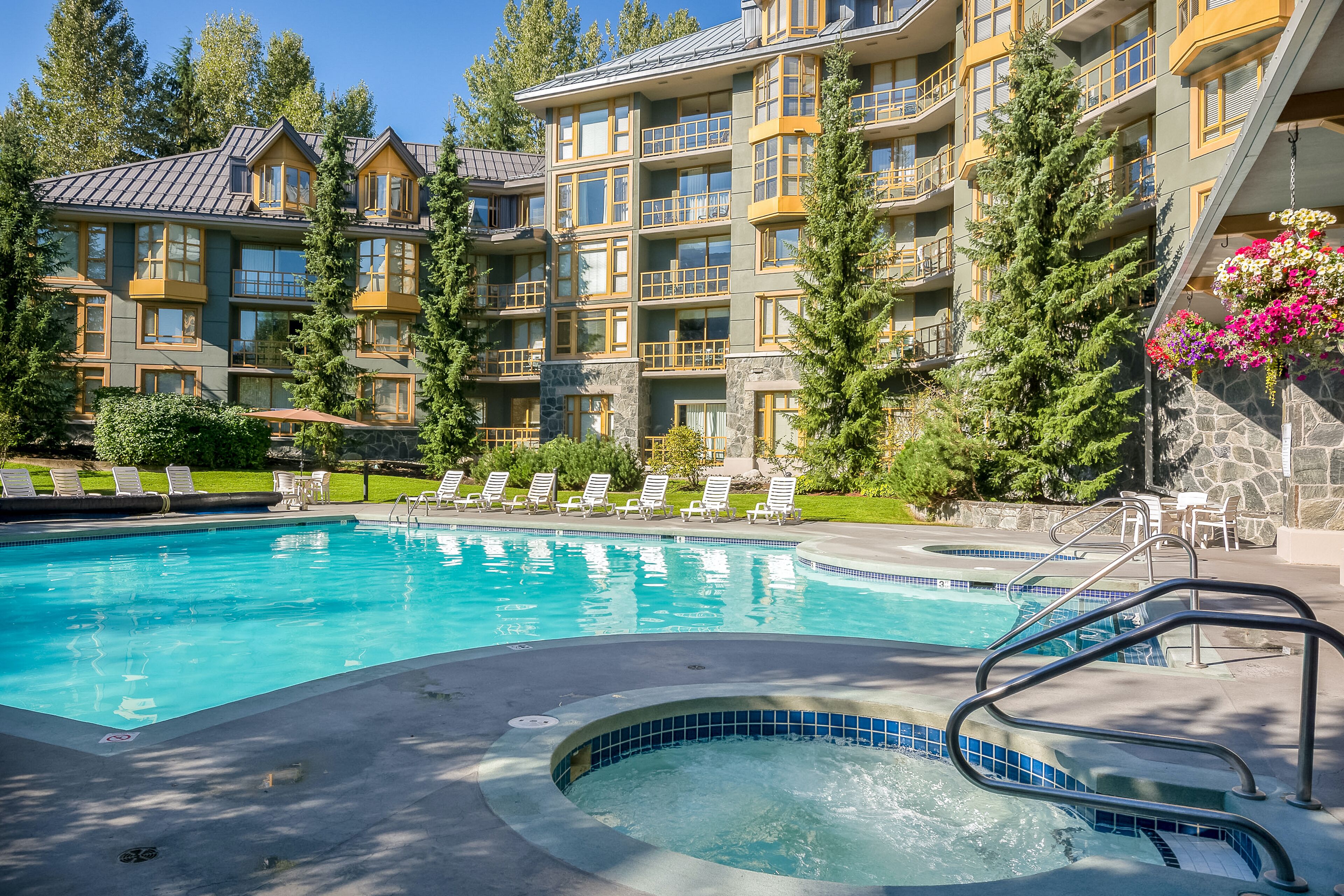 Fifth-floor studio with saunas, heated pool & hot tubs - walk to lifts