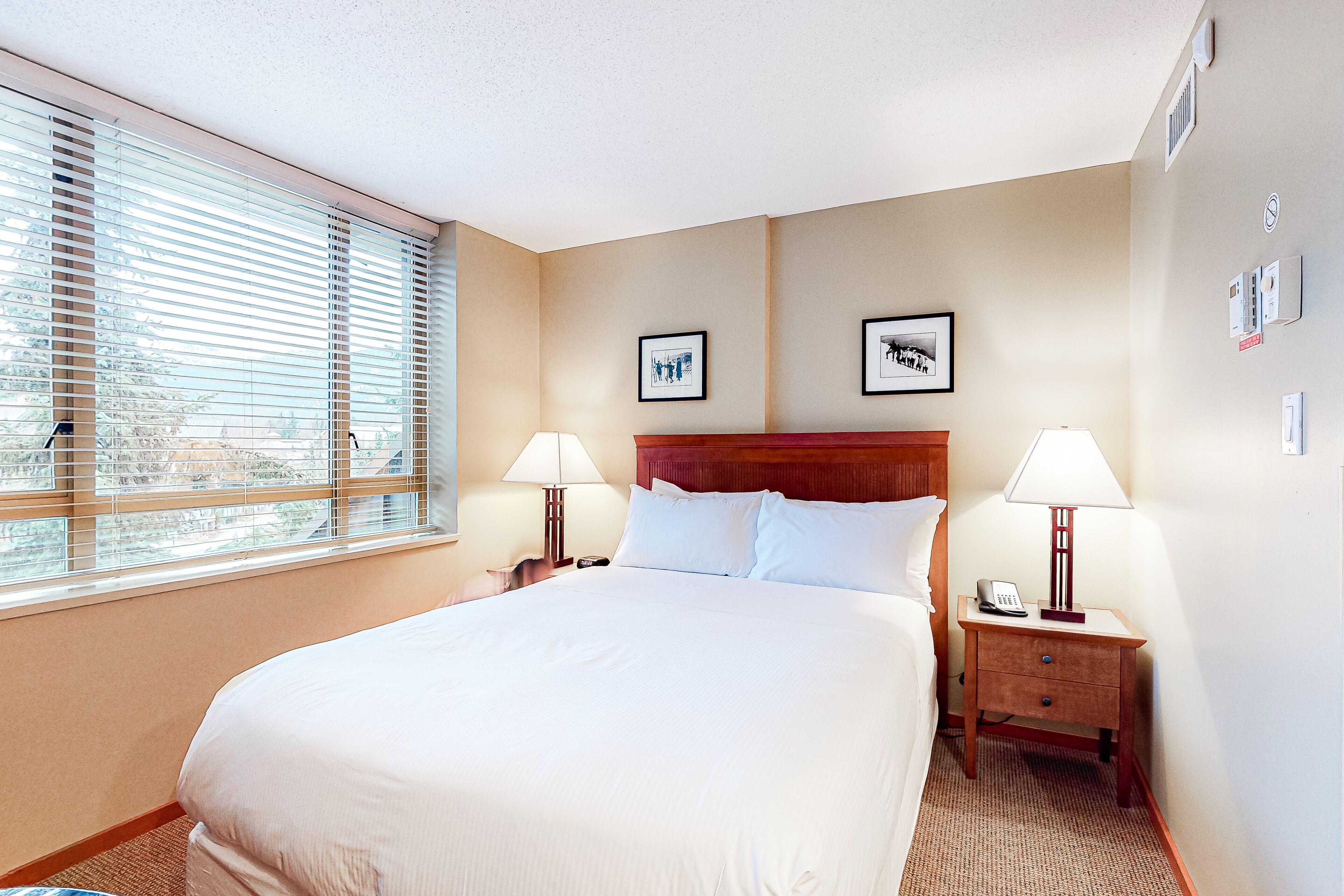 Fifth-floor studio with saunas, heated pool & hot tubs - walk to lifts